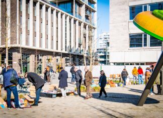 Sfeerfoto van de Lettermarkt op Nieuw Zuid